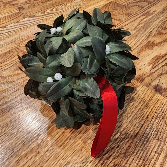 Hanging Mistletoe Ball - Picture 2 of 4